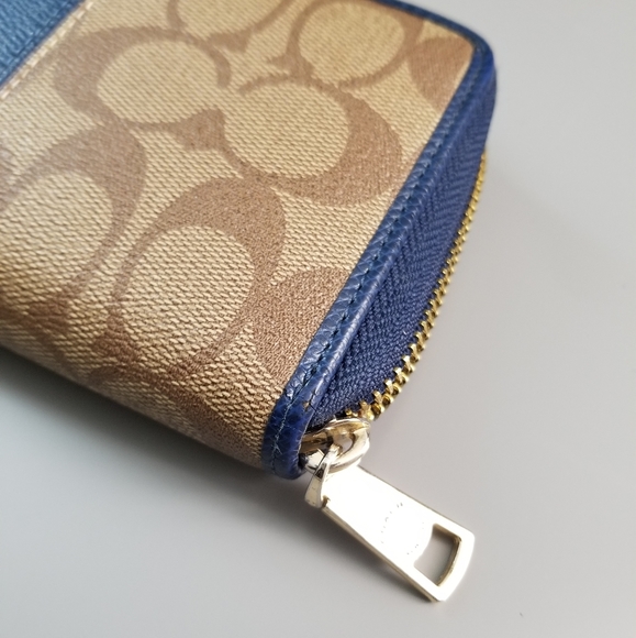 COACH Beautiful Large Zippy compact Wallet Signature - Picture 13 of 16